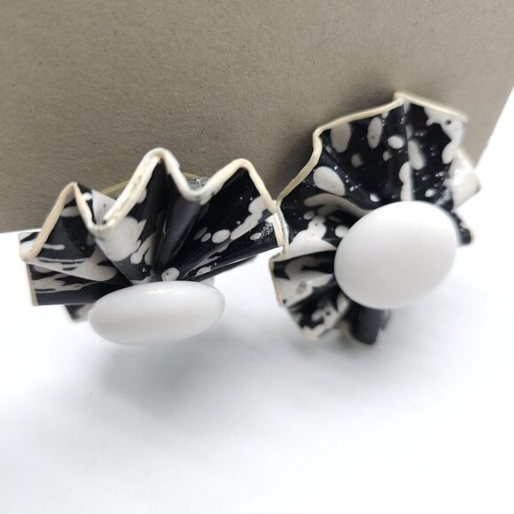 Vintage 1980s Black & White Clip On Earrings Ruffle Design Round White Center - Picture 3 of 5